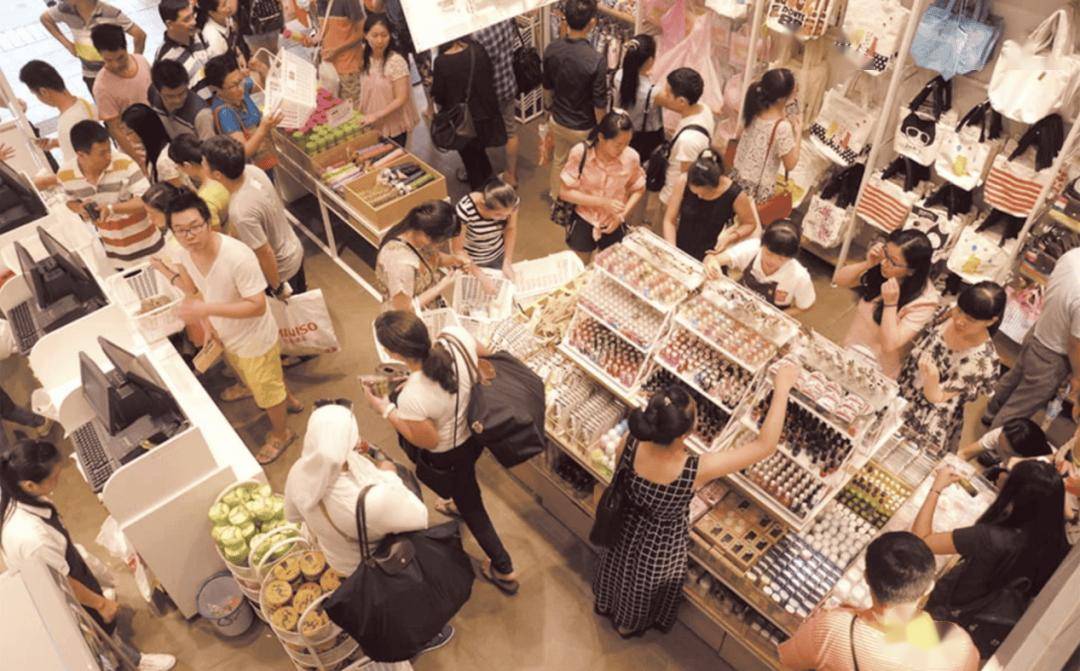 球大火？国内外明星名人都去扫货？pg电子免费模拟器名创优品突然全(图5)