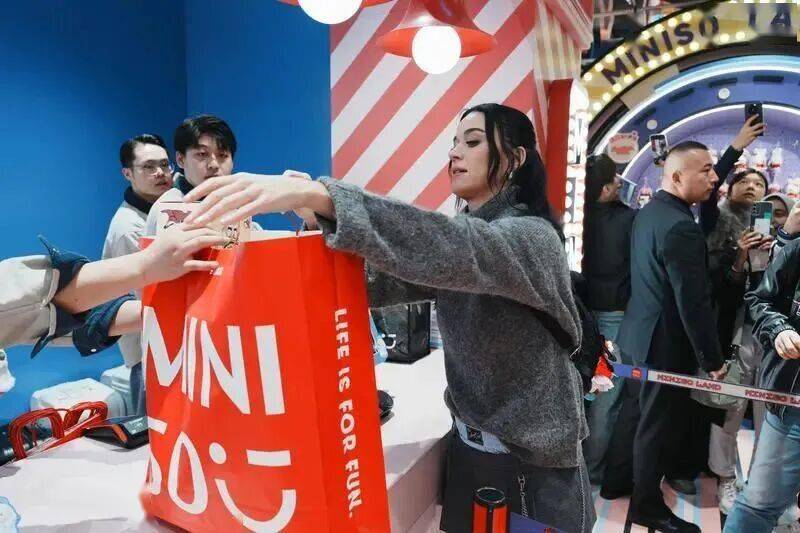 球大火？国内外明星名人都去扫货？pg电子免费模拟器名创优品突然全(图10)