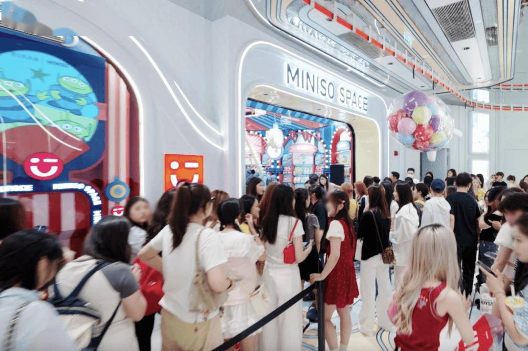 球大火？国内外明星名人都去扫货？pg电子免费模拟器名创优品突然全(图27)